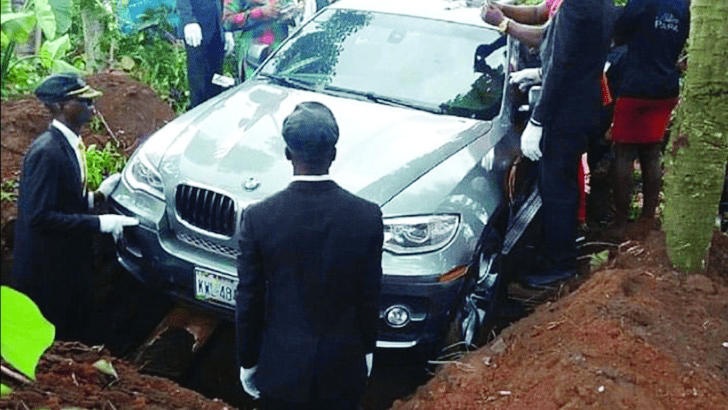 نيجيري يدفن والده داخل سيارته الفارهة