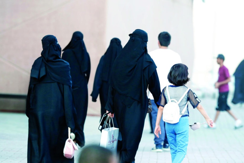 «المجمعات التجارية» تجذب المتسوقين بفتح أبوابها لساعات الفجر الأولى