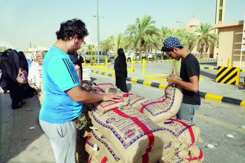 التسهيلات الإلكترونية والثقة تجذبان المواطنين للاستعانة بـ «الجمعيات الخيرية» في استخراج زكاة الفطر