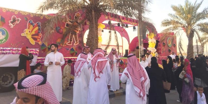 بعربات خاصة للترفيه والهدايا .. جهات حكومية تشارك الأطفال فرحتهم بـ «العيد»