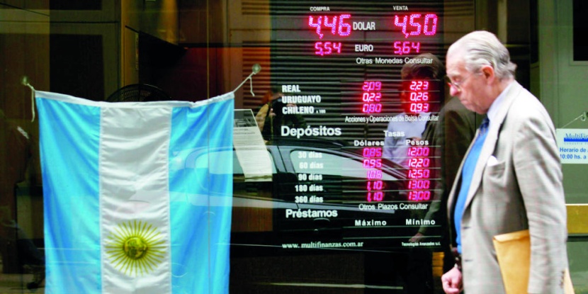  «البيزو» تطيح برئيس «المركزي الأرجنتيني» .. تراجعت 47 % 