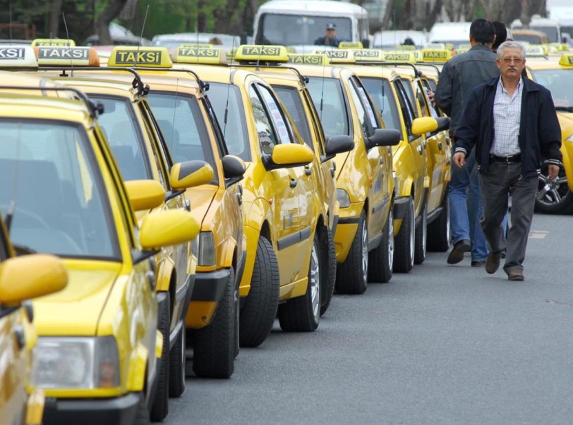 بعد ضغوطات من سائقي سيارات الأجرة.. منع "أوبر" من العمل في تركيا 