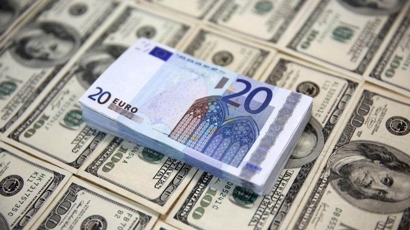 الدولار يسجل ذروة 11 شهرا مع تأثر اليورو سلبا بتوقعات الفائدة