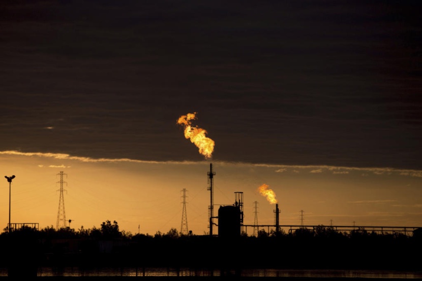 أسعار النفط ترتفع 2% إلى 74 دولارا للبرميل مع اتفاق أوبك على زيادة الإنتاج