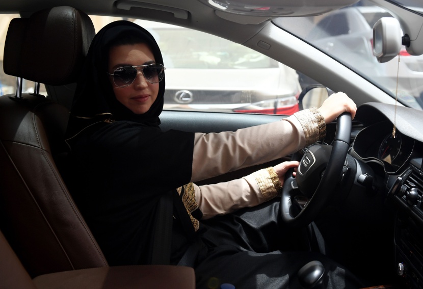 قيادة المرأة.. فرحة وحالة مرورية مطمئنة