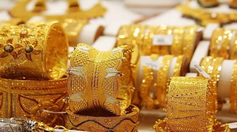 الذهب ينخفض والتوترات التجارية تحد من الانخفاض
