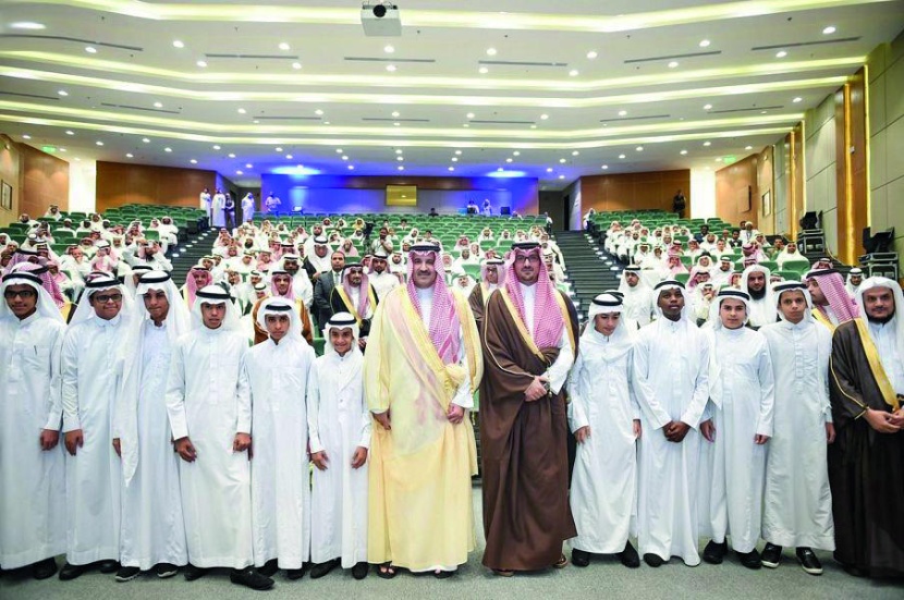أمير المدينة المنورة يقدم منحا دراسية للأيتام في جامعة الأمير مقرن