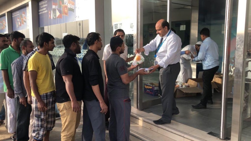 مصرف الراجحي ينهي توزيع 2000 سلة غذائية حول المملكة .. وينفذ برنامج تفطير للصائمين في الرياض