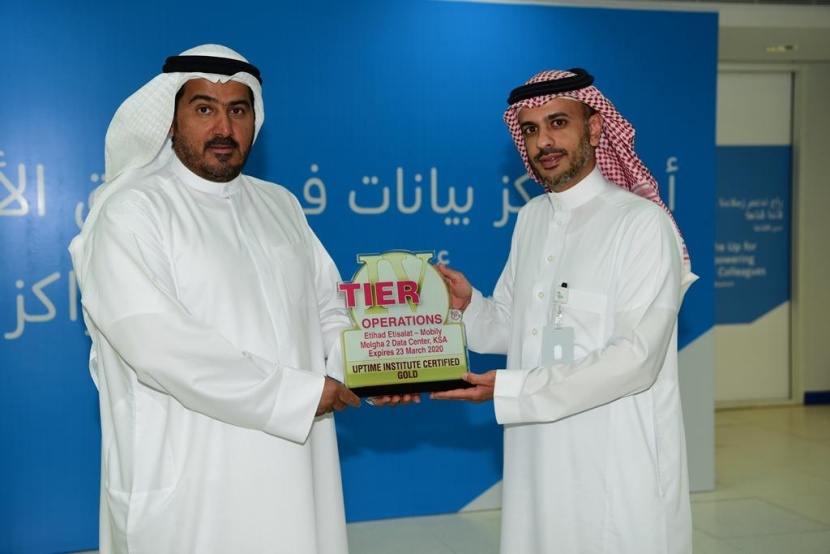 نائب وزير الاتصالات وتقنية المعلومات يزور مركز «الملقا 2» لـ «موبايلي»
