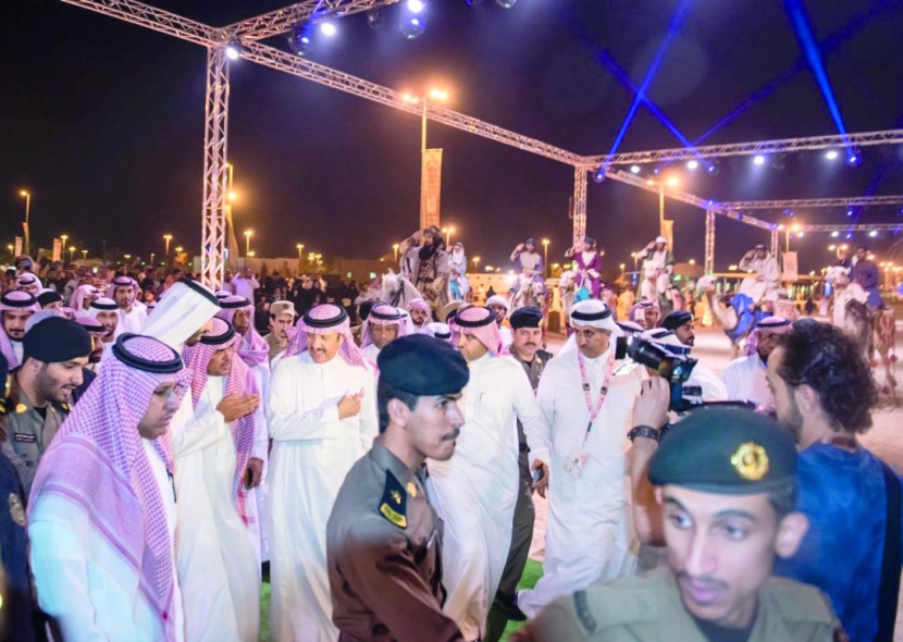 سلطان بن سلمان يزور «عكاظ» ويشيد بعروض الفروسية