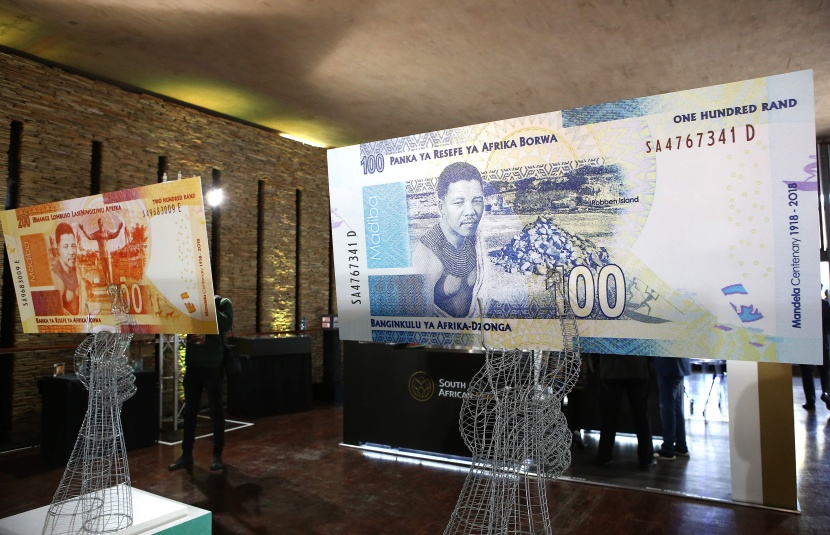 أوراق بنكنوت وعملات معدنية في جنوب أفريقيا في الذكرى المئة لمولد مانديلا