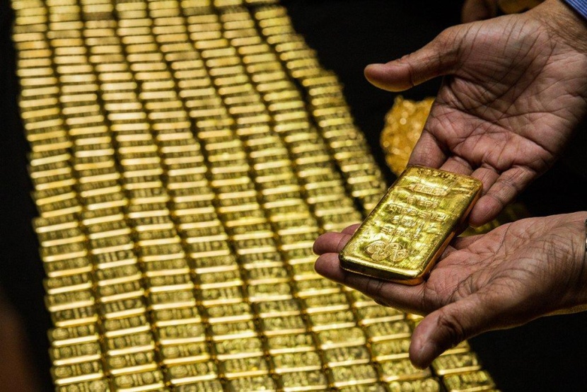 الذهب ينخفض لأدنى مستوى في عام مع ارتفاع الدولار