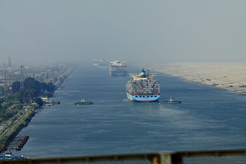 50 سفينة تعبر قناة السويس بحمولات 3.5 مليون طن