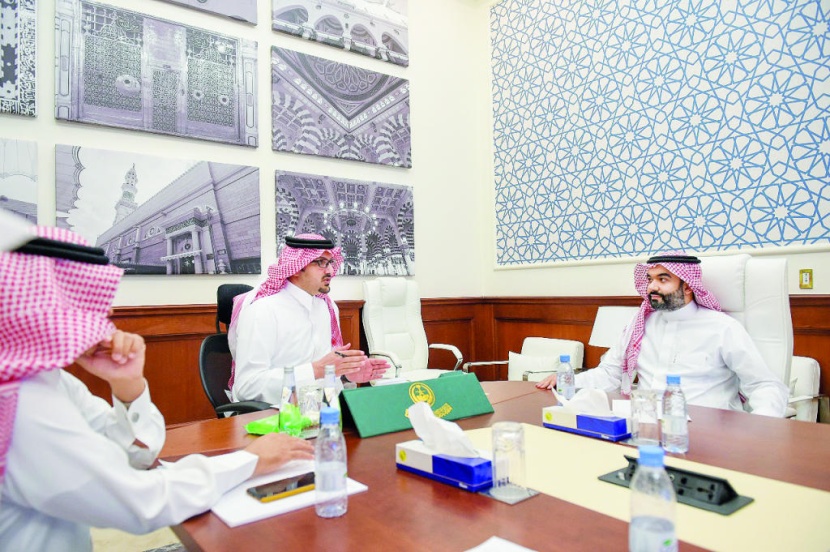 أمير المدينة المنورة بالنيابة يستقبل وزير الاتصالات