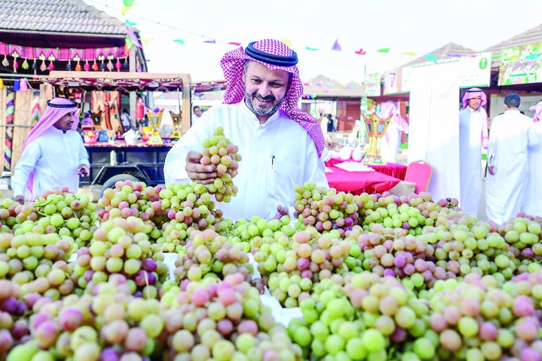 مزارعو القصيم يترقبون انطلاقة مهرجان العنب لتسويق 200 ألف طن