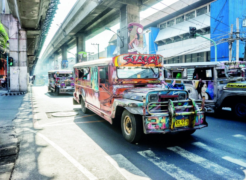 "ملك الطريق" العمود الفقري للمواصلات في الفلبين ترتدي ثوب السيارة الكهربائية
