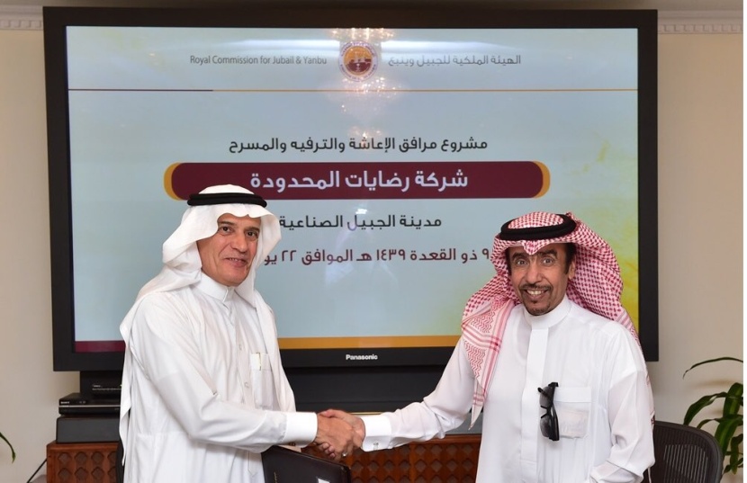 رئيس الهيئة الملكية للجبيل وينبع يوقع عقدين لإنشاء عدد من المشاريع بالجبيل الصناعية