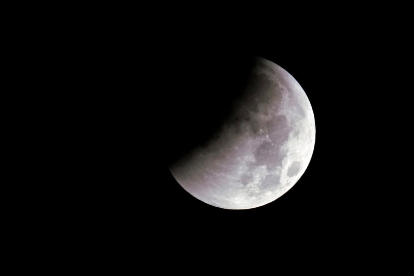 الأنظار تتطلع للسماء لرؤية "القمر الدموي" في أطول خسوف في القرن 21