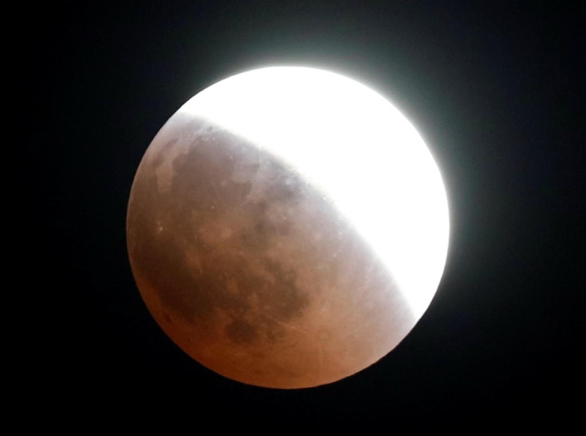 الأنظار تتطلع للسماء لرؤية "القمر الدموي" في أطول خسوف في القرن 21