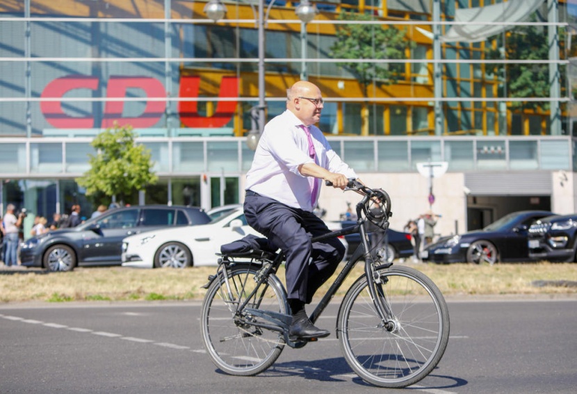 وزير الاقتصاد الألماني يقود دراجته عقب اجتماع لقيادة الحزب في برلين