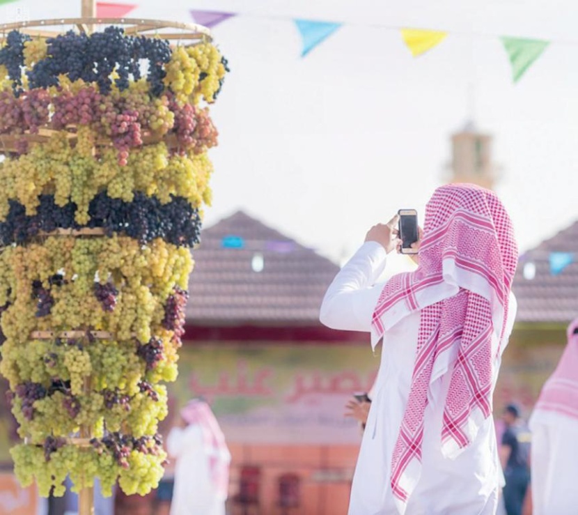 عناقيد العنب تجمل ثريا مهرجان الصلبية بـ 45 ألف حبة