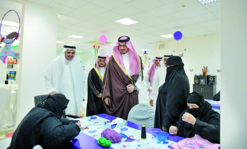 أمير المدينة المنورة بالإنابة يزور مركز التأهيل الشامل في المنطقة