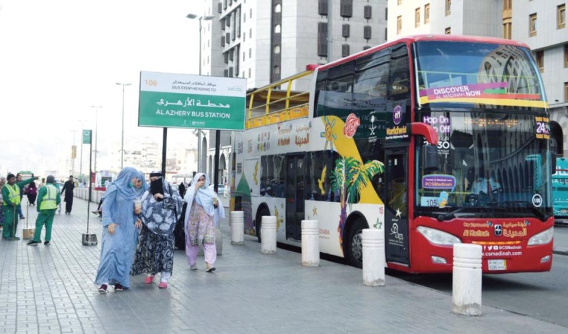 «الباص السياحي» يعرف زوار المدينة المنورة بمعالمها عبر 4 لغات