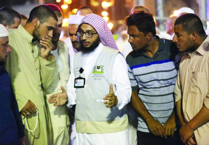 اختلاف اللغات لم يعد عائقا.. مترجمون على مدار الساعة لخدمة ضيوف الرحمن