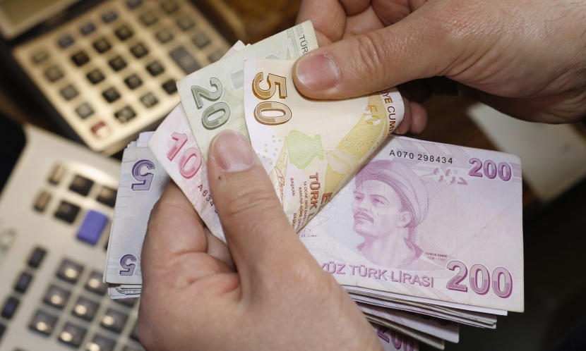 انهيار العملة التركية المروع ينذر بتداعيات لاحقة