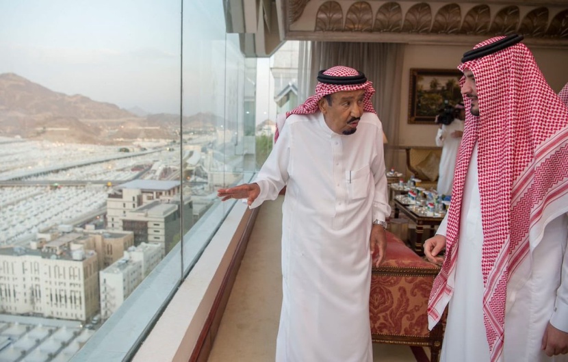 الملك سلمان في خدمة ضيوف الرحمن 