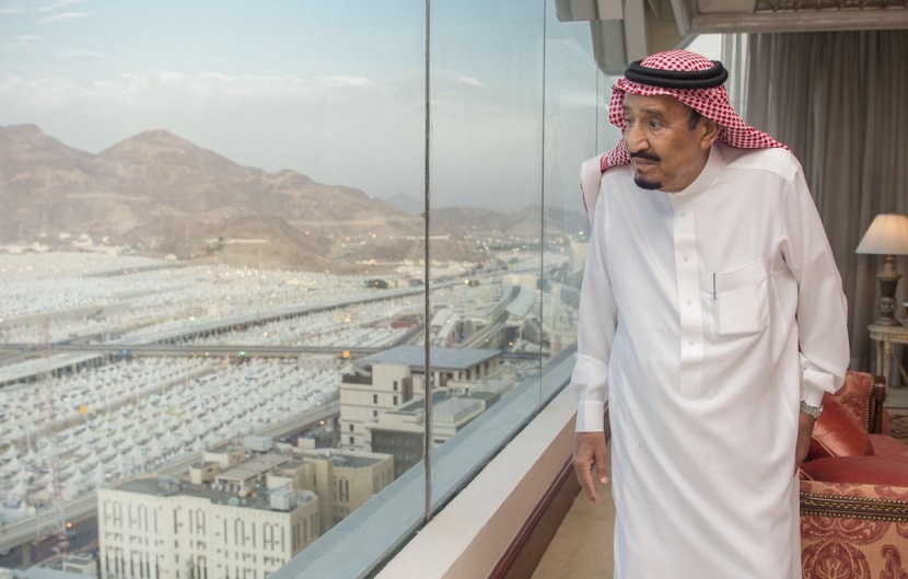 الملك سلمان في خدمة ضيوف الرحمن 