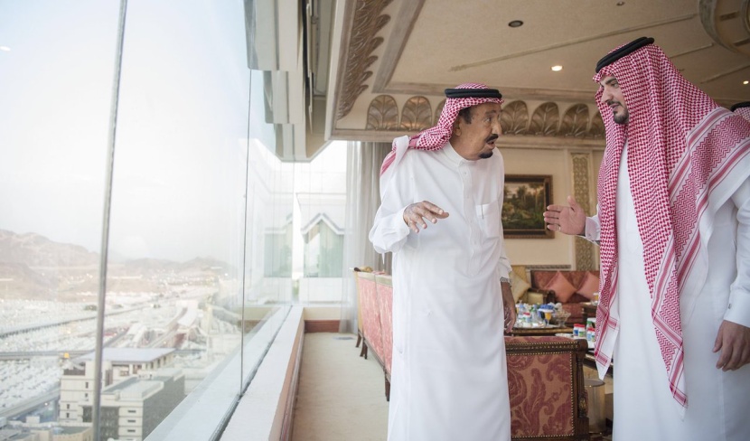 الملك سلمان في خدمة ضيوف الرحمن 