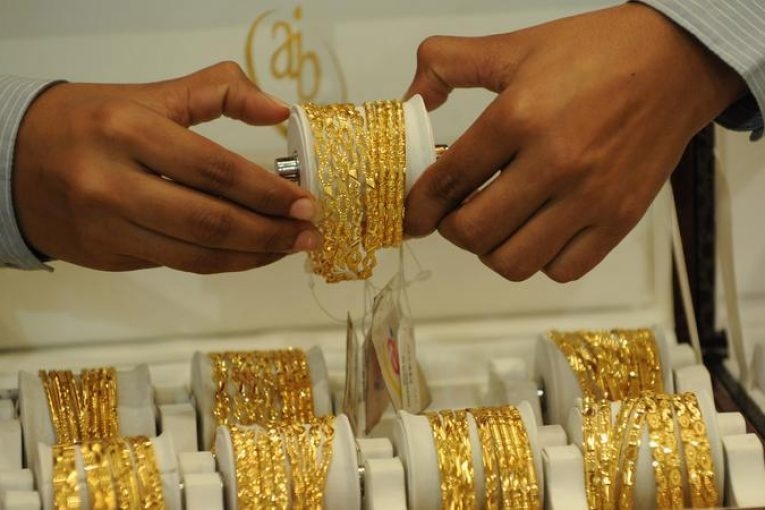 الذهب يرتفع مع تراجع الدولار .. والسوق تترقب كلمة رئيس الاحتياطي
