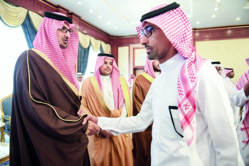 نائب أمير المدينة المنورة يعايد منسوبي الإمارة