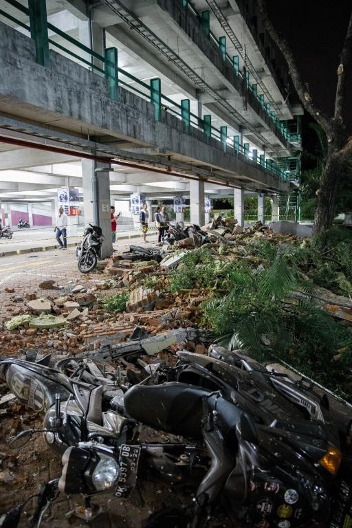 زلزال يضرب جزيرة إندونيسية ويخلف 32 قتيلا وعشرات الجرحى
