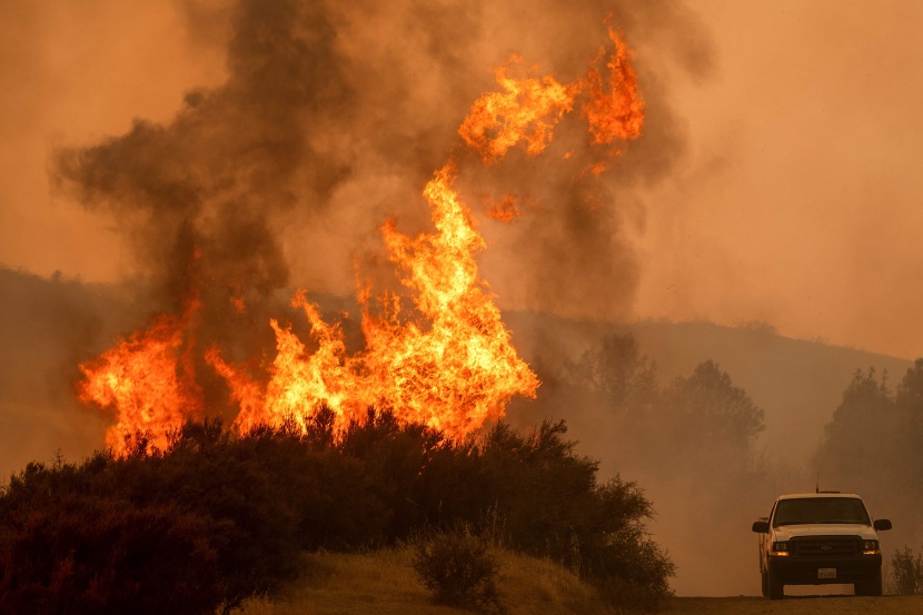 كاليفورنيا تصارع أكبر حرائق في تاريخها وترمب يعد بالمساعدة