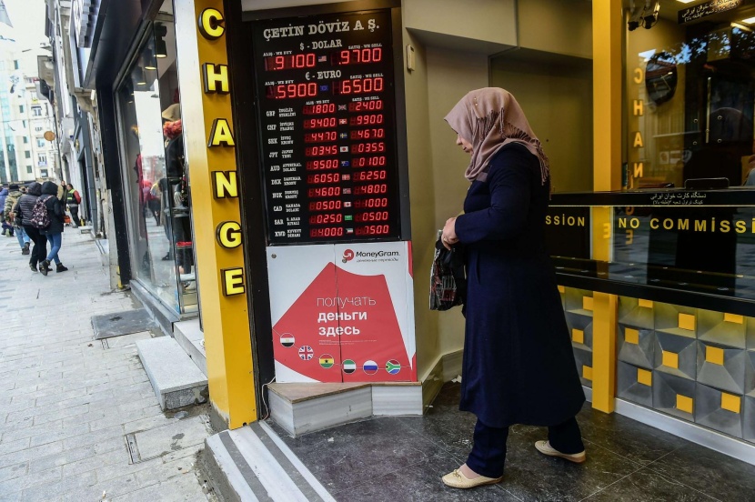 الهبوط الحاد للاقتصاد يخفض تصنيف 4 مصارف تركية .. والليرة تواصل التراجع