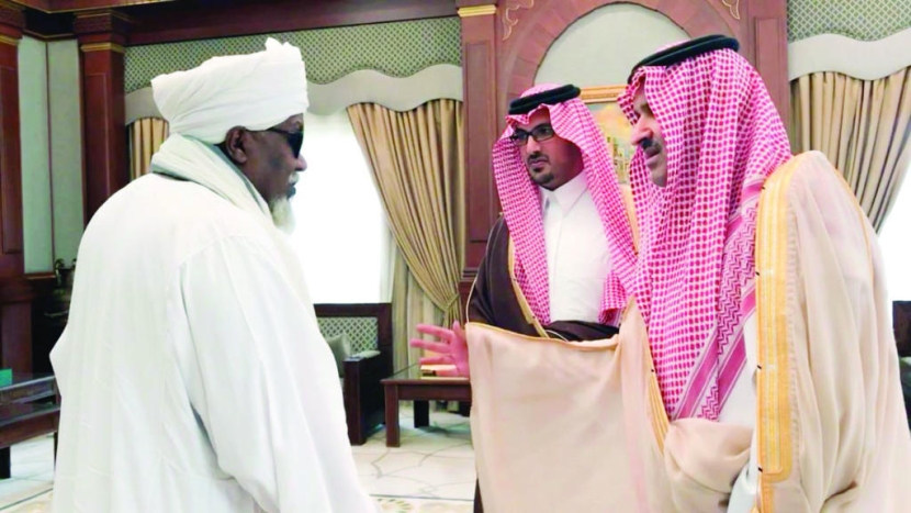 فيصل بن سلمان يقدم التعازي لوالد الشهيد العباس