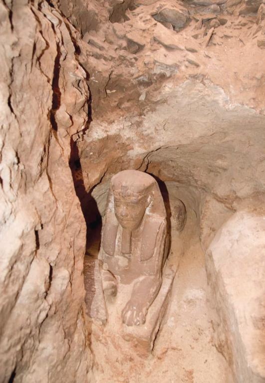 تمثال فرعوني بجسم أسد ورأس بشري