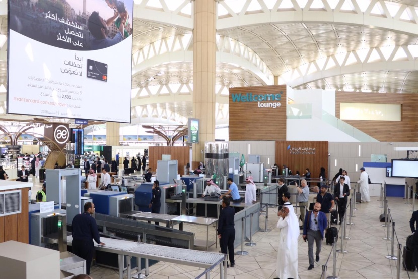 "مطارات الرياض" تطور منطقة تفتيش المسافرين في الصالات الدولية بمطار الملك خالد