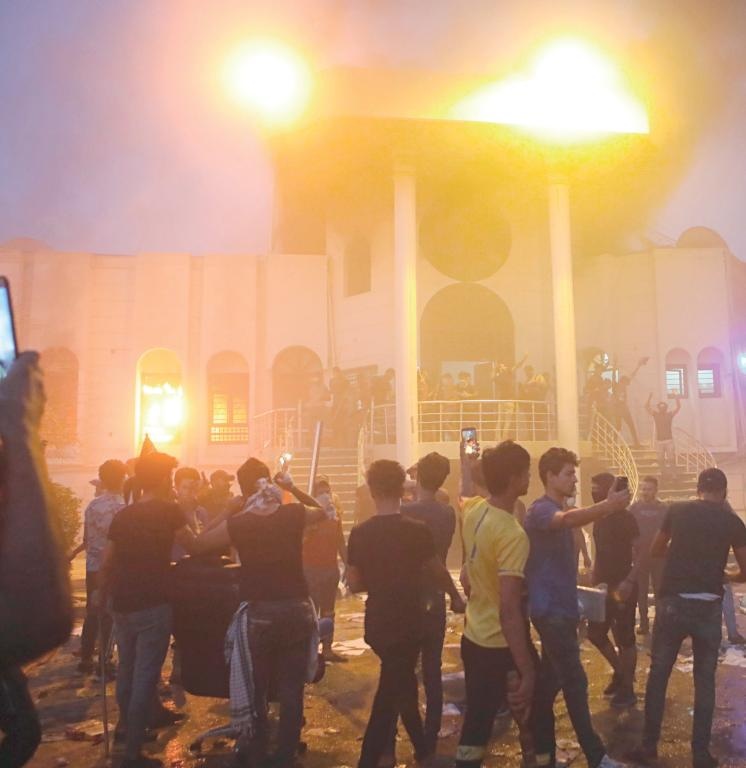 اقتحموا القنصلية الإيرانية وأحرقوها .. محتجون عراقيون: «إيران بره بره والبصرة تبقى حره»