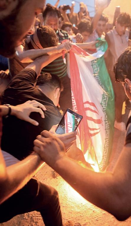اقتحموا القنصلية الإيرانية وأحرقوها .. محتجون عراقيون: «إيران بره بره والبصرة تبقى حره»