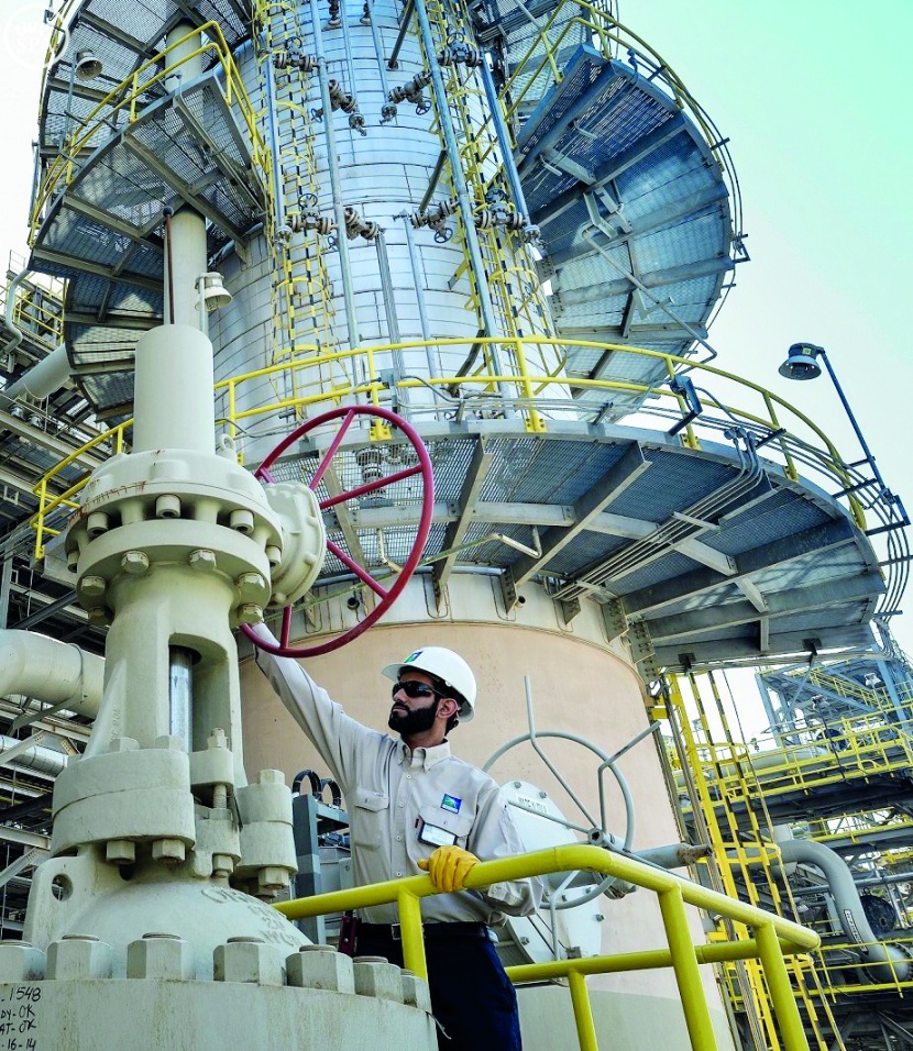 استثمار السعودية في حقول النفط البحرية يرفع طاقتها الإنتاجية مليون برميل يوميا