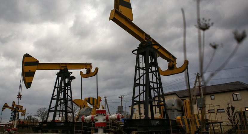 النفط يهبط مع خفض توقعات النمو والأنظار على إعصار أمريكي