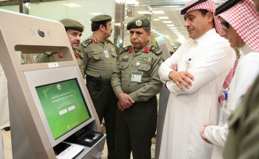 بدء التشغيل التجريبي لأجهزة الخدمة الذاتية في جوازات مطار الملك خالد الدولي