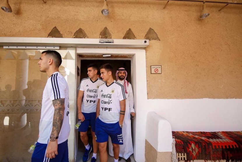 تجول لاعبو المنتخب الأرجنتيني في أرجاء قصر المصمك