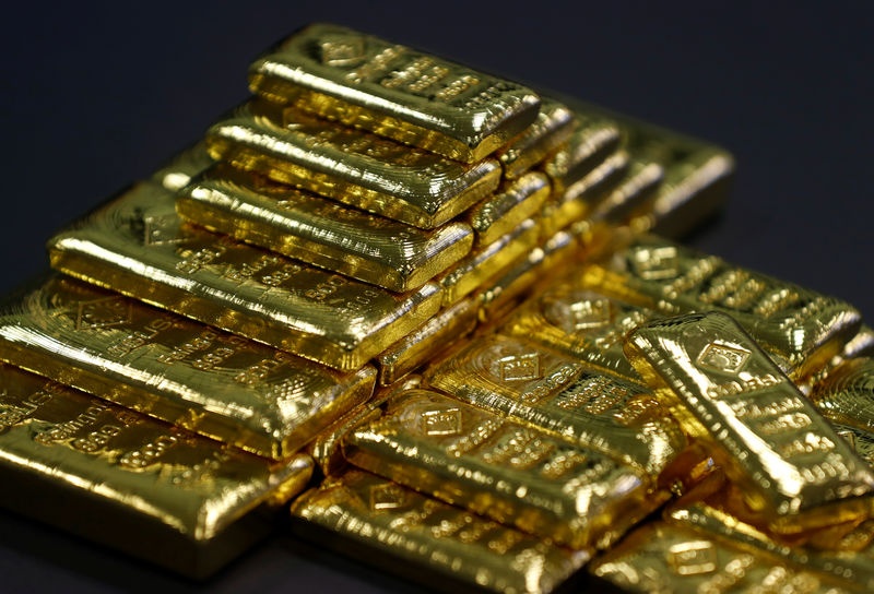 الذهب يهبط بفعل ارتفاع الأسهم والدولار