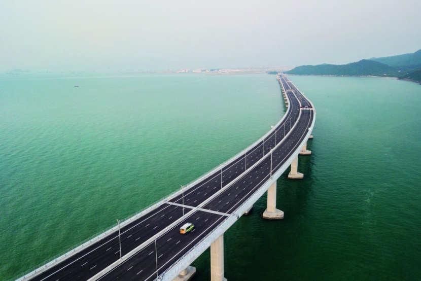 بعد عمل دام 10 سنوات .. الصين تفتتح أطول جسر مائي في العالم