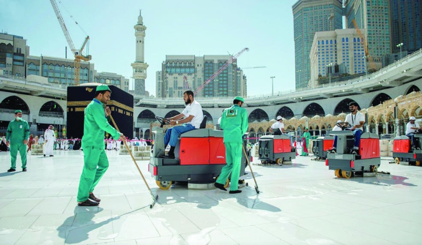 لأول مرة .. 85 شابا سعوديا يعملون في نظافة المسجد الحرام