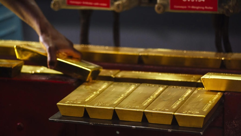 الذهب يهبط مع تراجع إقبال المشترين بعد انحسار أزمة إيطاليا